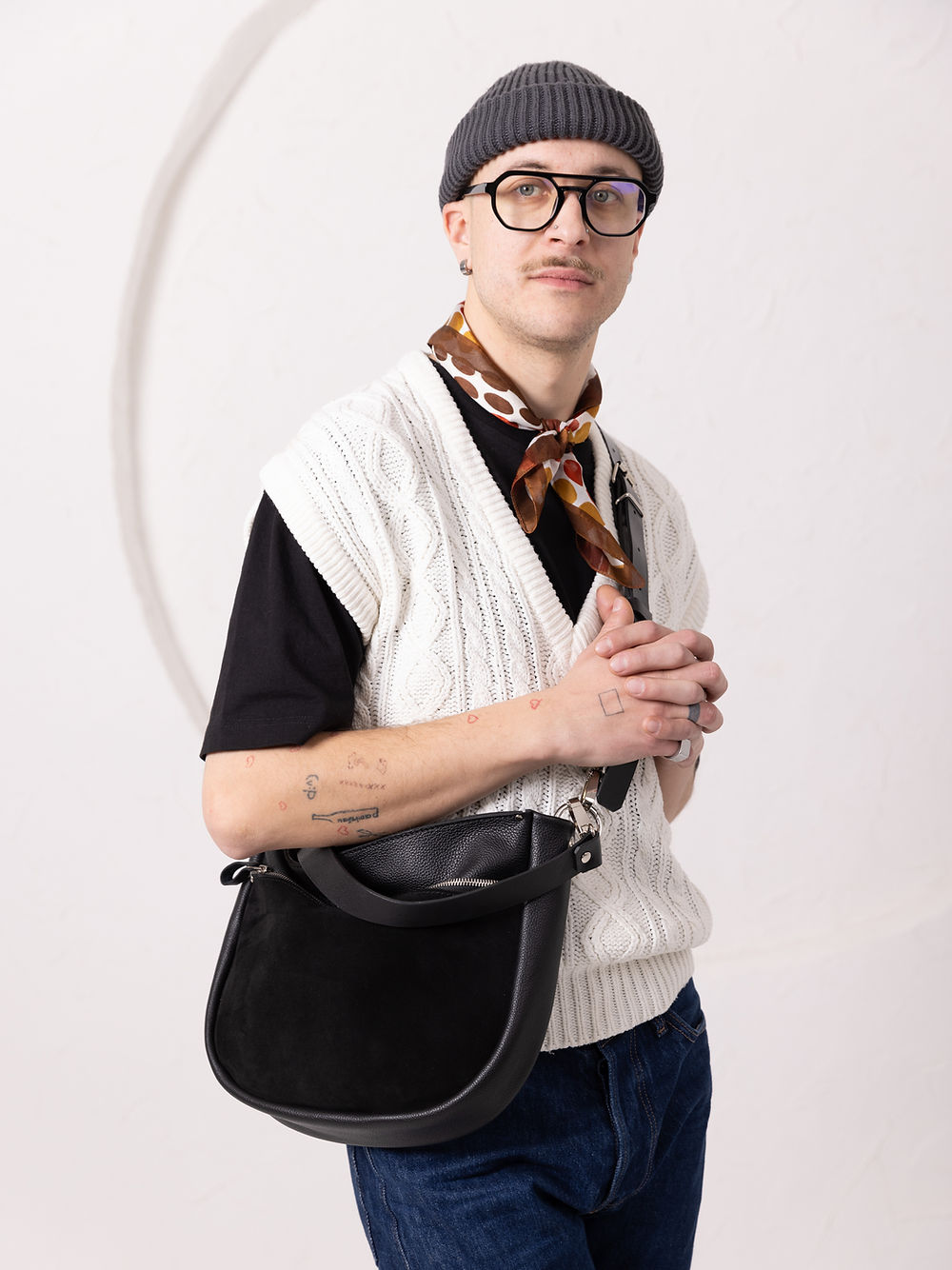 Lederhandtasche STELLA – Schwarz & Suede – Detailansicht 2