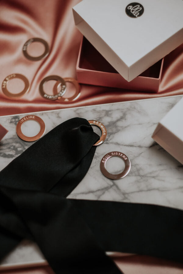 Seidenband – Armband „LOVE“ – Detailansicht 3