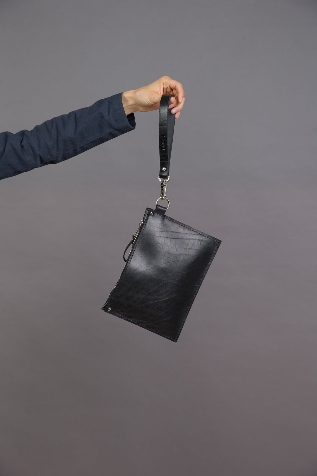 Leder-Clutch PYKOK Nina Schwarz mit Handschlaufe – Detailansicht 2