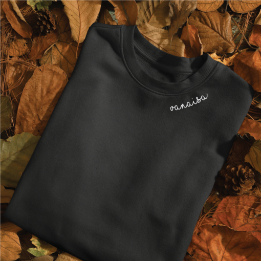 Bio-Baumwoll-Sweatshirt mit besticktem Kragen "Vanaisa" (EE) – Detailansicht 3