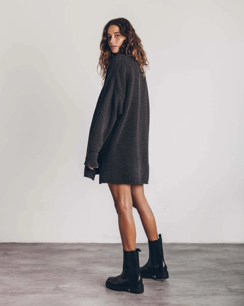 A.1 Damen Strickkleid mit Zopfmuster – Detailansicht 1