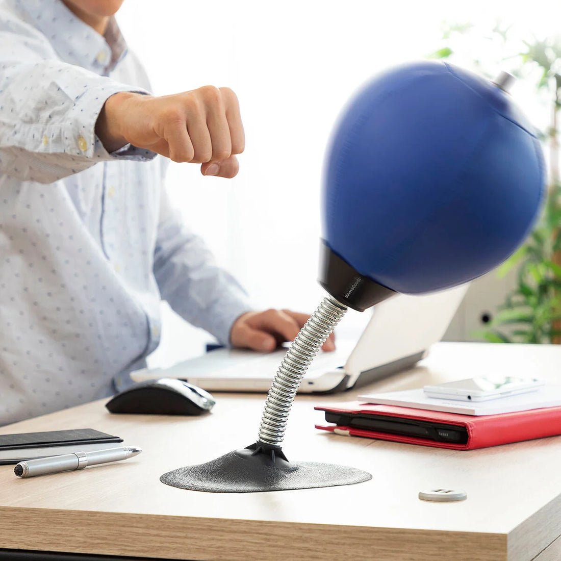 Aufblasbarer Anti-Stress-Boxsack für den Schreibtisch Hittres – Detailansicht 3