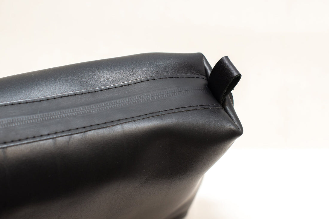 Leder-Kosmetiktasche – Schwarz, groß – Detailansicht 1