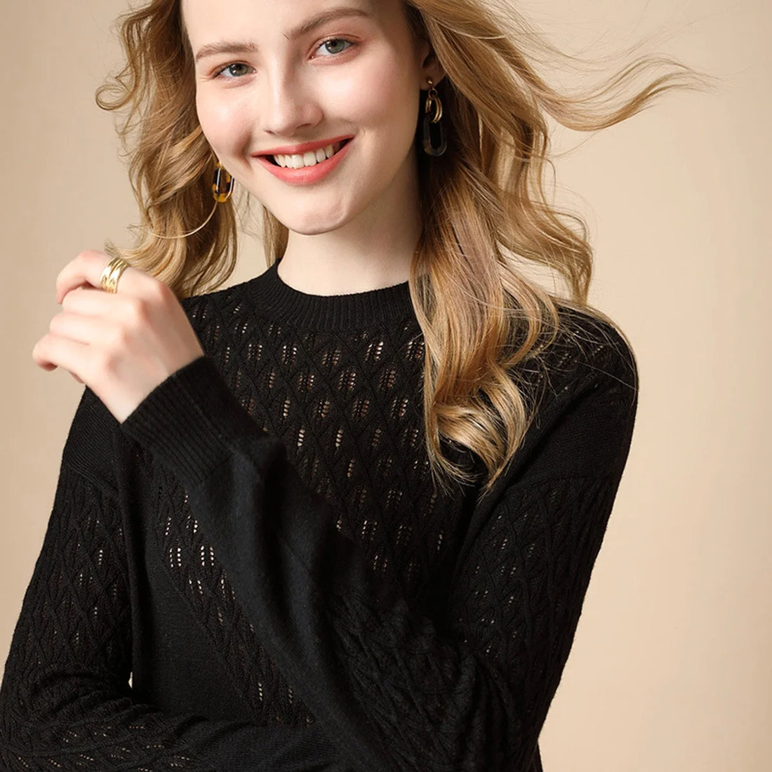 Damen Lochstrickpullover mit Stehkragen – Detailansicht 2