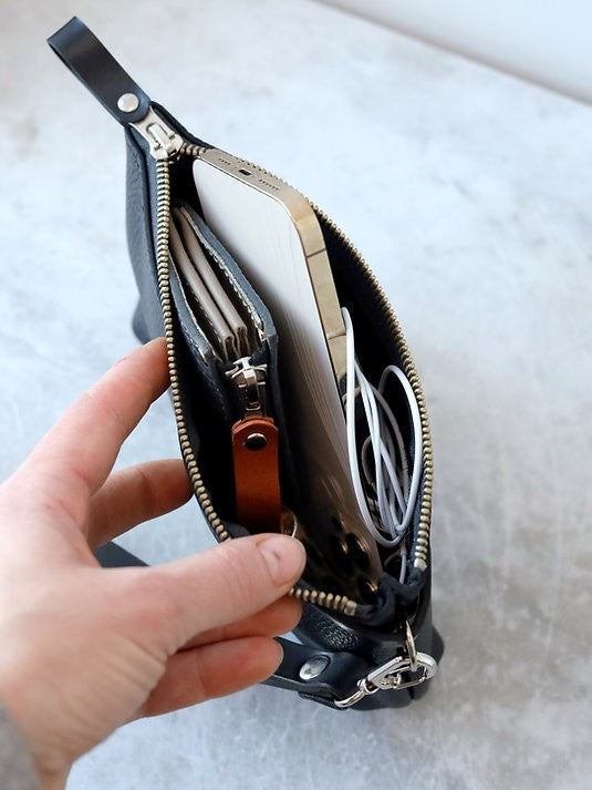 POUCH Geldbörse mit Handgelenkschlaufe – Schwarz Alligator – Detailansicht 3