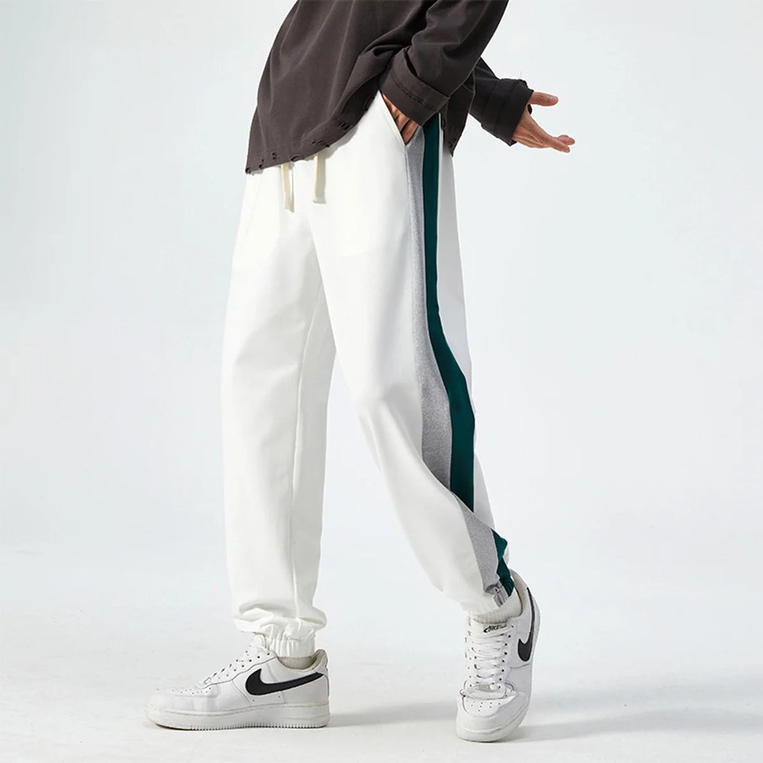 Herren Oversize-Sporthose mit Knöchelbund – Detailansicht 1