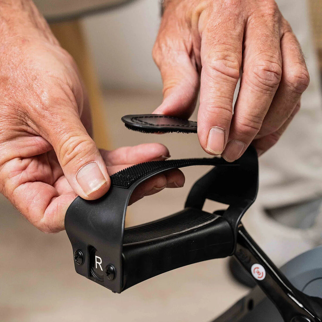 Elektrisch Unterstützter Pedaltrainer für Arme und Beine mit Matte und Fernbedienung Velora 3000 – Detailansicht 3