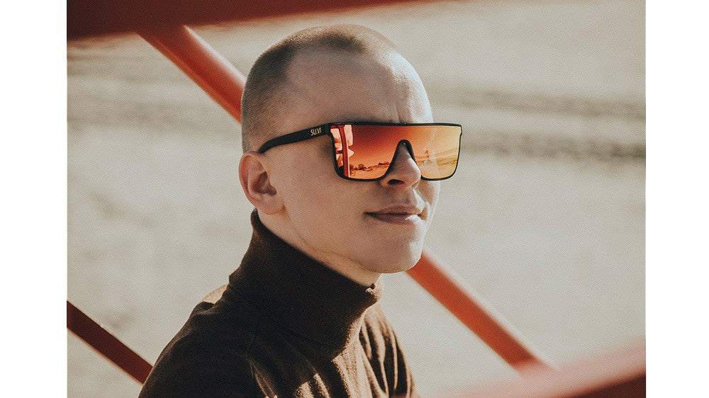 Sonnenbrille SU.VI 51024 Schwarz mit roten Gläsern – Detailansicht 1