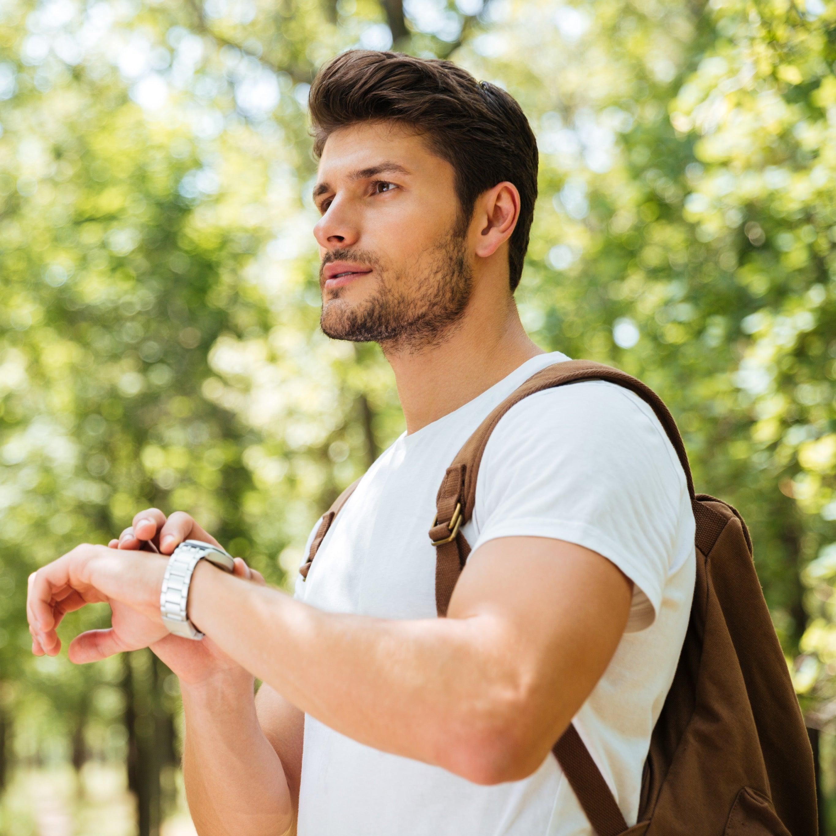 Человек горизонтально. Фото человека горизонтально. Young man with Backpack.