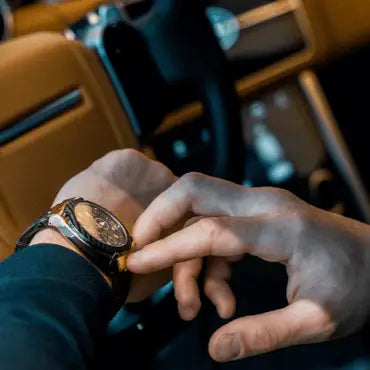 Die Kunst Duft und Uhr zu wählen: Wie Sie Ihre Persönlichkeit unterstreichen können.