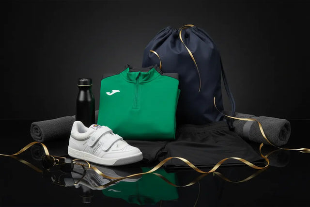 Sportbekleidung, weißer Sportschuh, Handtücher, Trinkflasche und Sportbeutel
