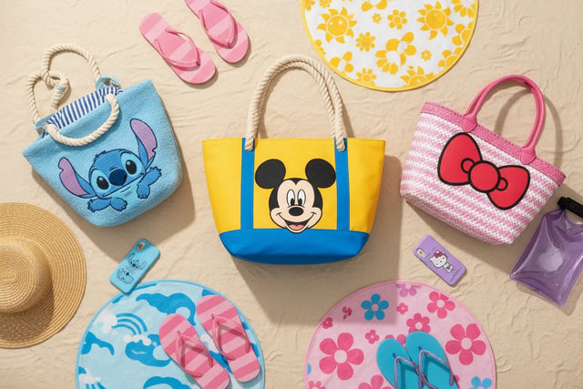 Strandtaschen mit Stitch, Mickey Mouse und Hello Kitty am Strand