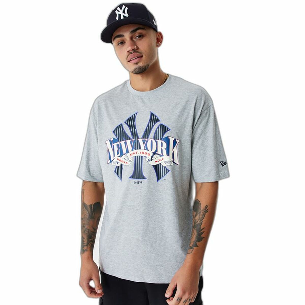 Herren Kurzarm-T-Shirt New Era MLB Arch Graphic New York Yankees Hellgrau - AWK Flagship