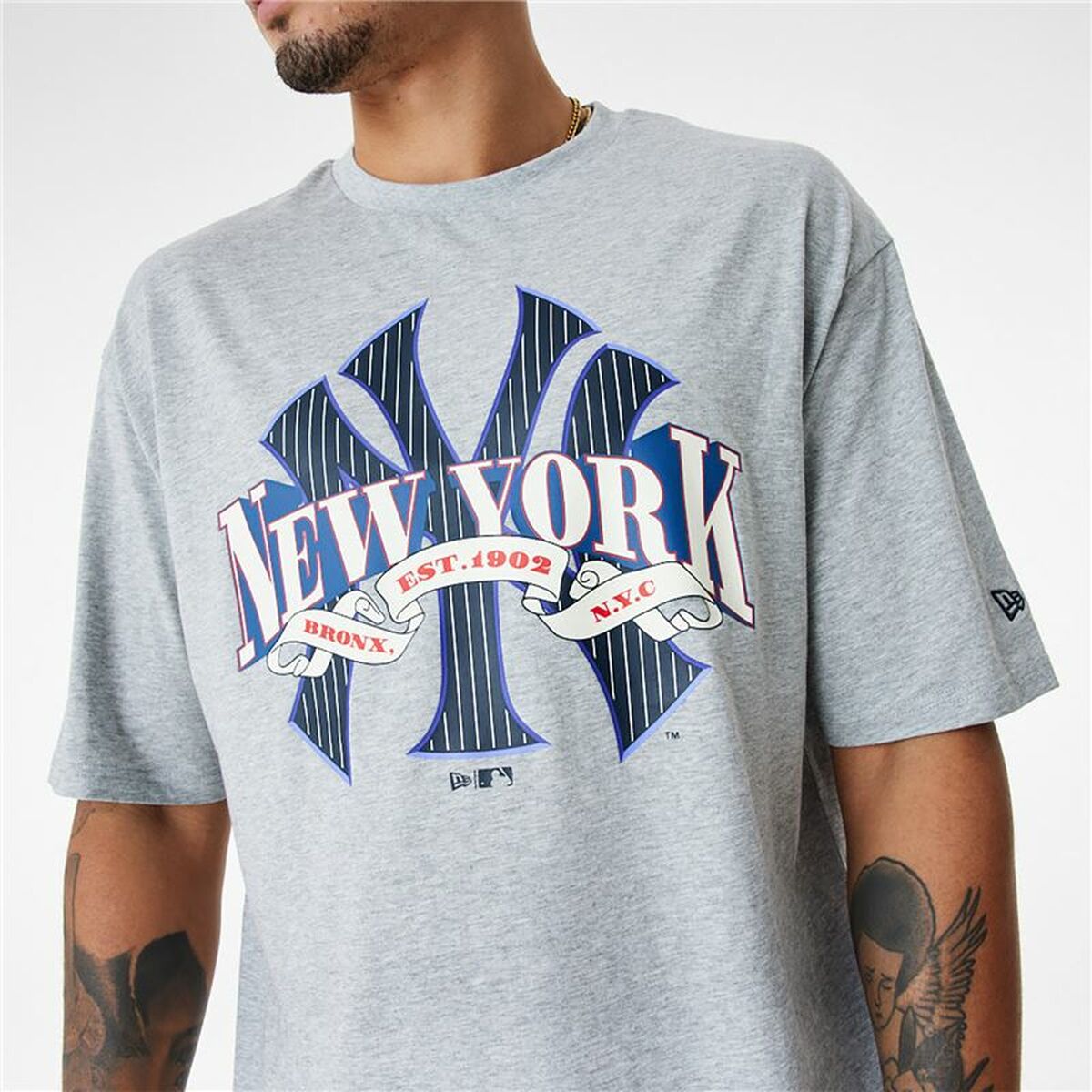 Herren Kurzarm-T-Shirt New Era MLB Arch Graphic New York Yankees Hellgrau - AWK Flagship