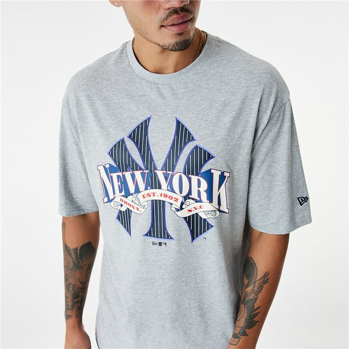 Herren Kurzarm-T-Shirt New Era MLB Arch Graphic New York Yankees Hellgrau - AWK Flagship