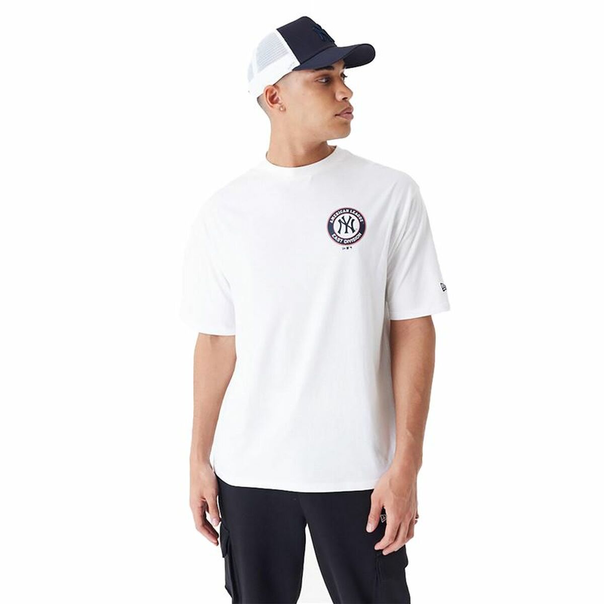 Herren Kurzarm-T-Shirt New Era MLB PLAYER GRPHC OS TEE NEYYAN 60435538 Weiß (L) - AWK Flagship