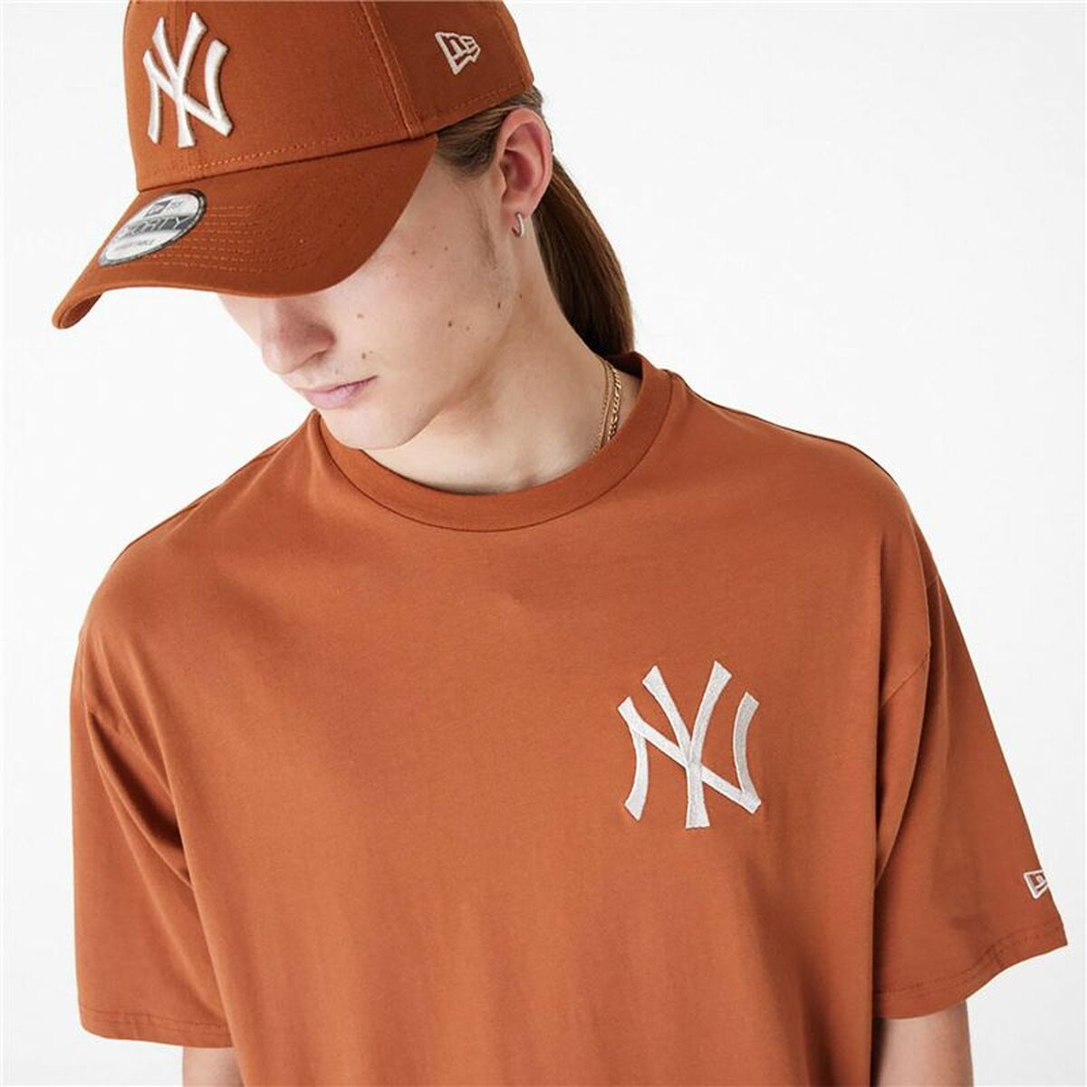 Herren Kurzarm-T-Shirt New Era LEAGUE ESSNTLS LC OS TEE NEYYAN 60435552 Braun (S) - AWK Flagship