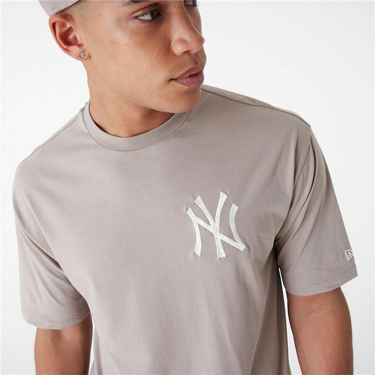 Herren Kurzarm-T-Shirt New Era ESSNTLS LC OS TEE NEYYAN 60435555 Hellbraun (L) - AWK Flagship