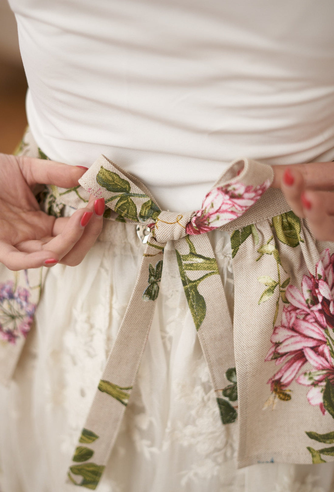 Damenschürze mit Rüschen – Botanico – Detailansicht 2