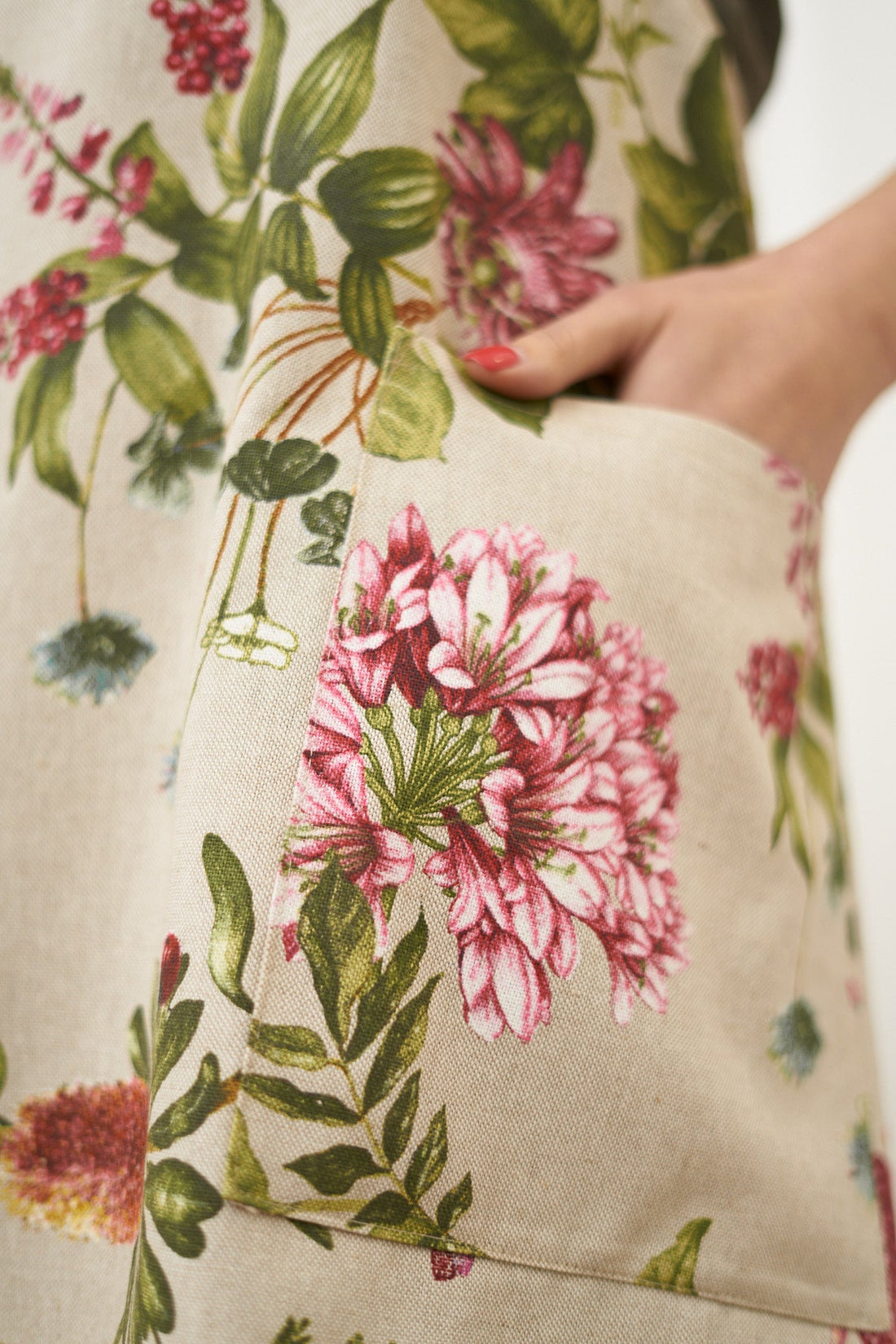 Damenschürze mit gekreuzten Trägern – Botanico – Detailansicht 1