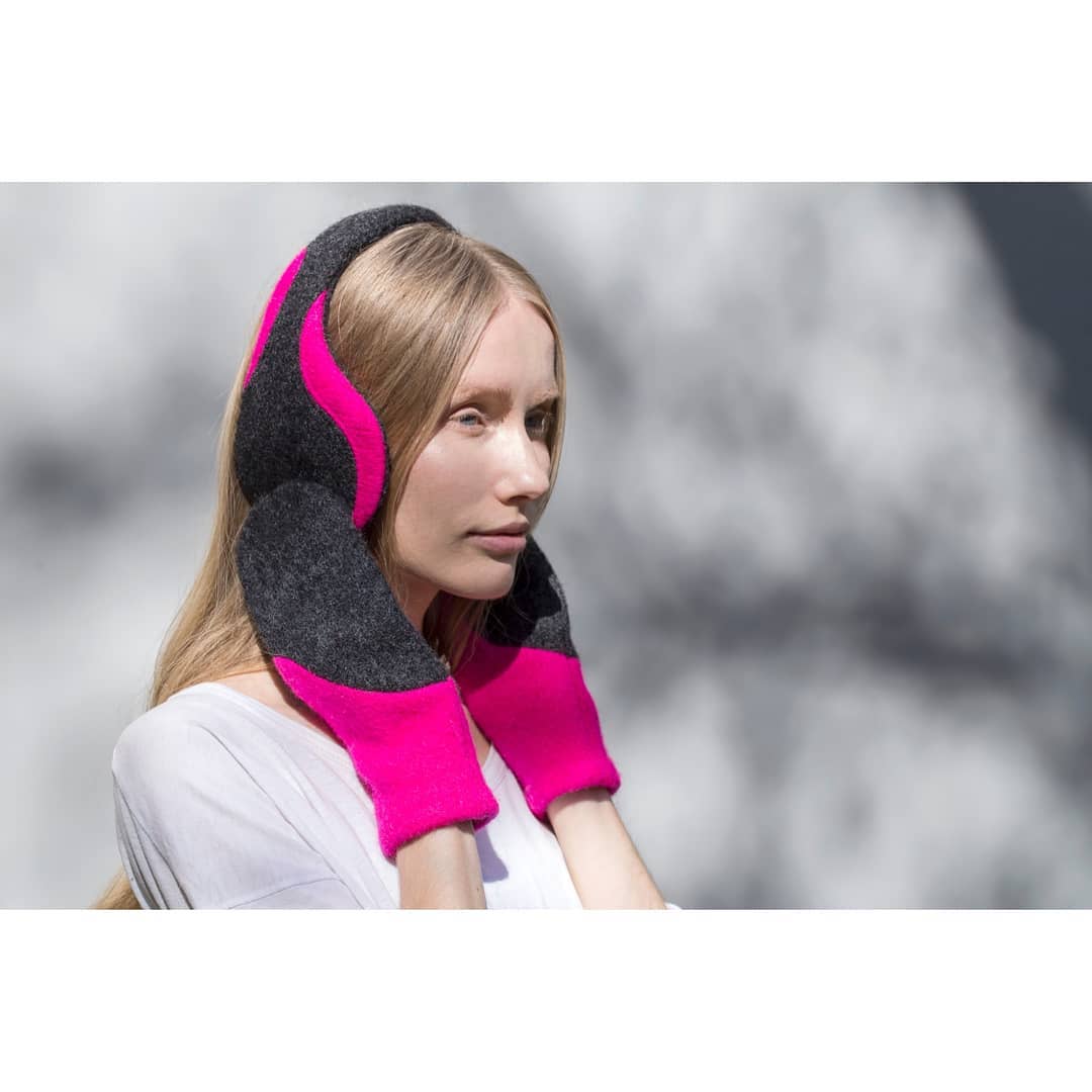 Gefilzte Wollhandschuhe – Neon Rosa & Dark Grau – Produktansicht 2
