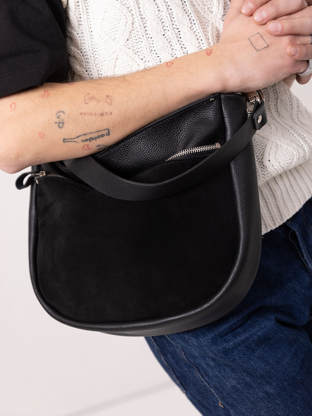 Lederhandtasche STELLA – Schwarz & Suede – Detailansicht 1