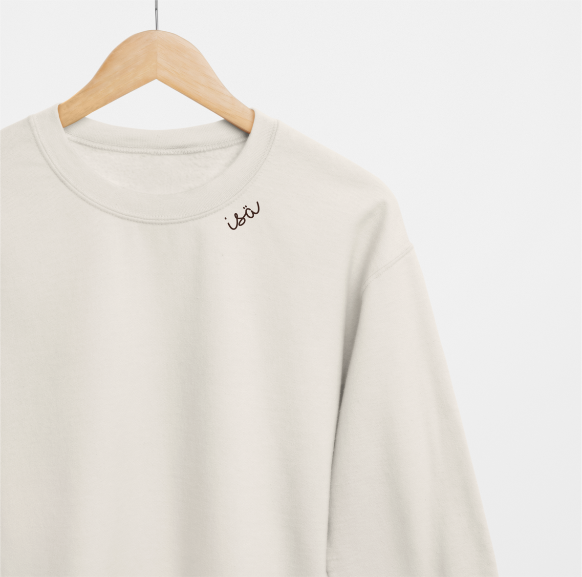 Bio-Baumwoll-Sweatshirt mit besticktem Kragen "Isä" (FIN) – Produktansicht 4