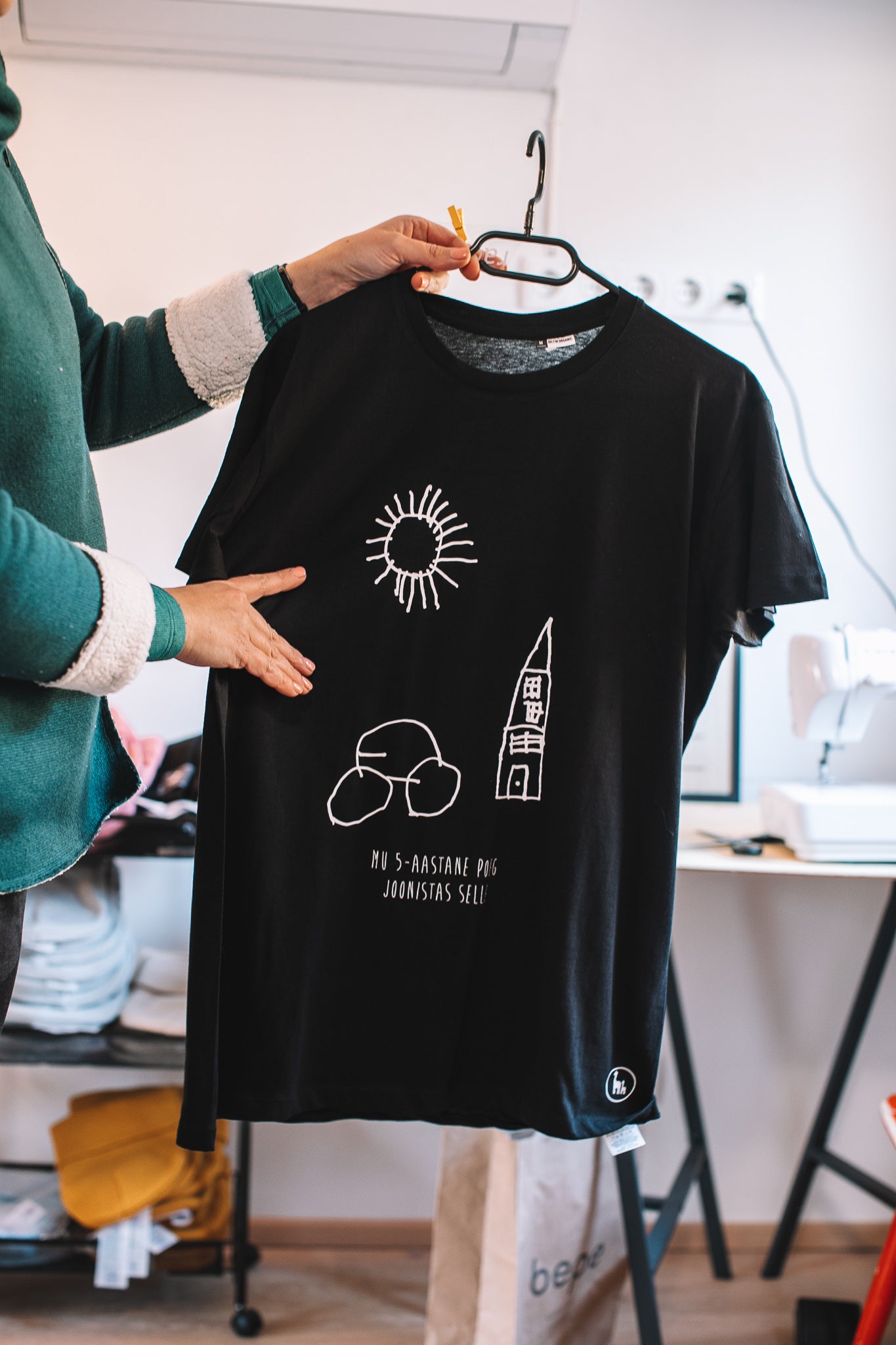 T-Shirt mit der Zeichnung Ihres Kindes – Produktansicht 4