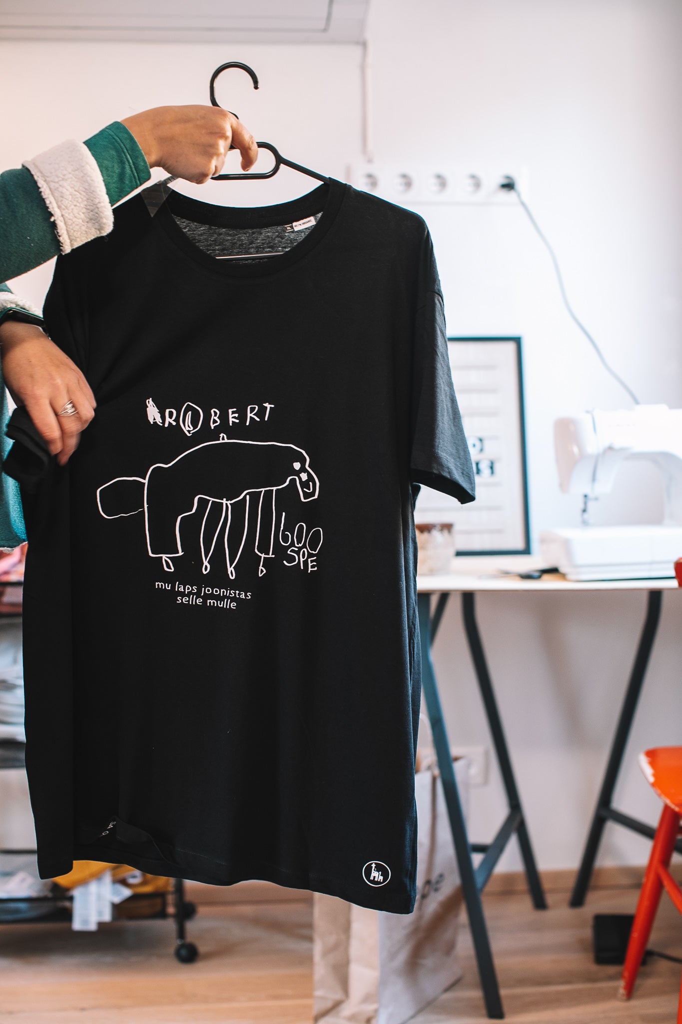 T-Shirt mit der Zeichnung Ihres Kindes – Produktansicht 3