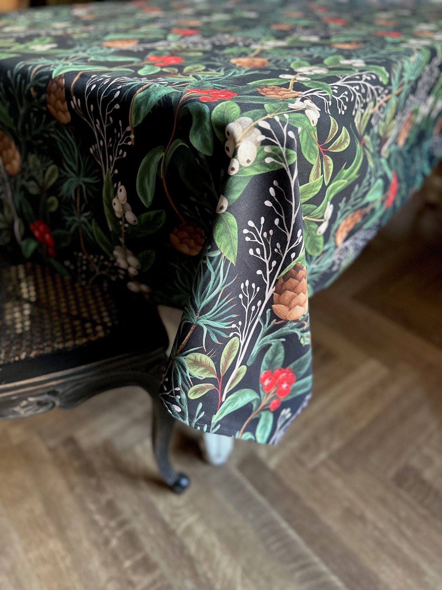 Rechteckige Tischdecke mit Weihnachtsmotiv – Christmas Forest – Produktansicht 2