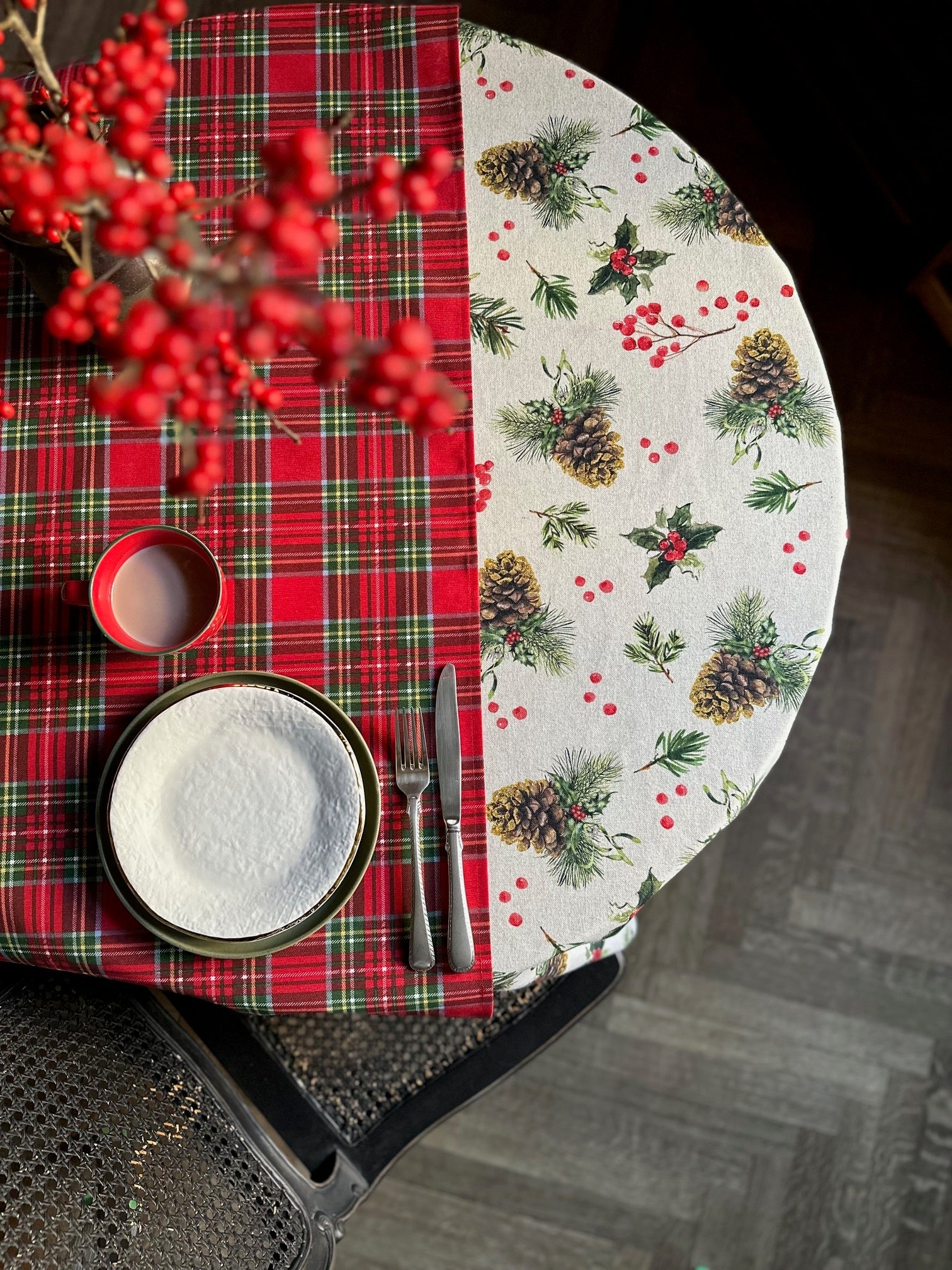 Runde Tischdecke mit Weihnachtsmotiv – Golden Pine – Produktansicht 3