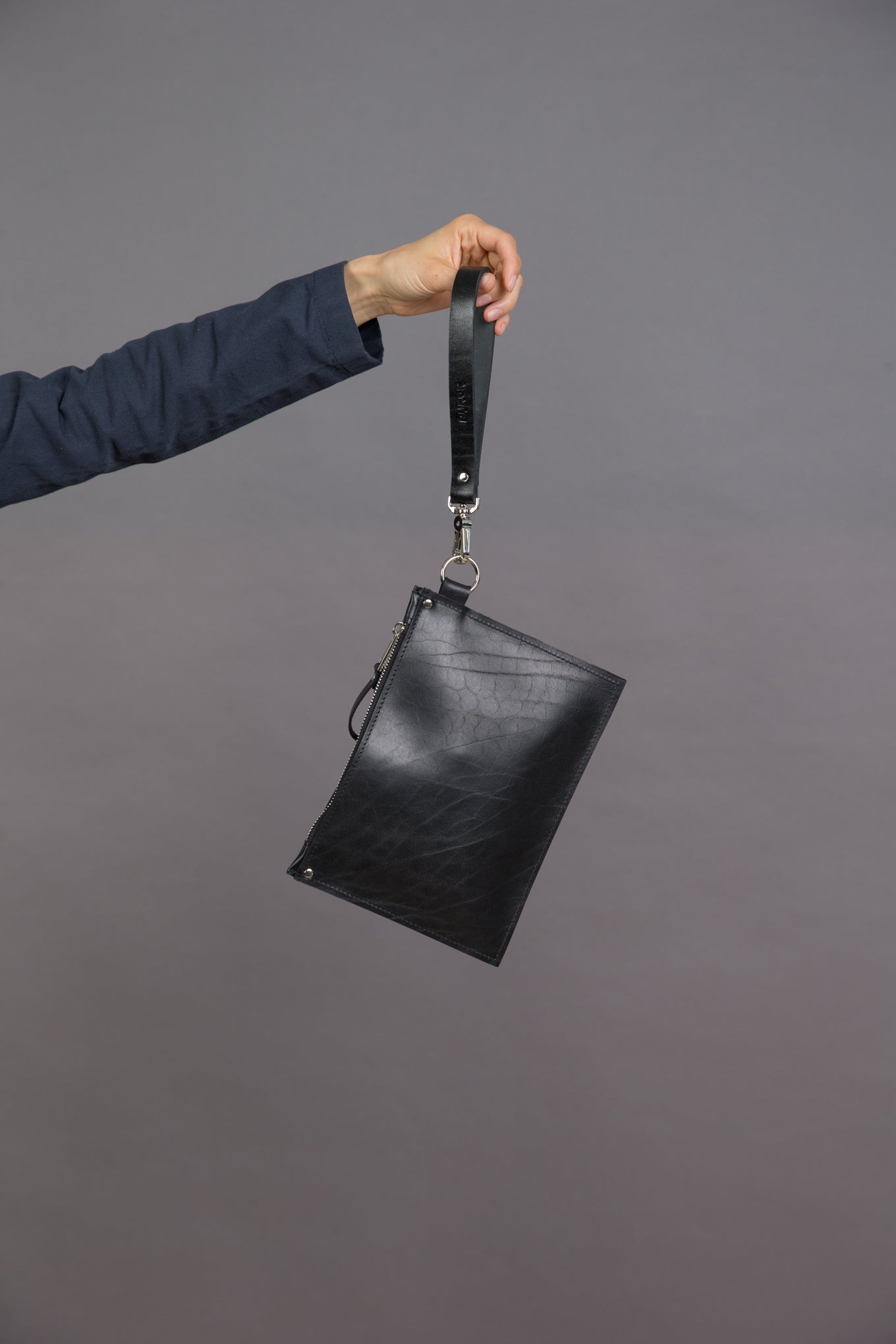 Leder-Clutch PYKOK Nina Schwarz mit Handschlaufe – Produktansicht 4