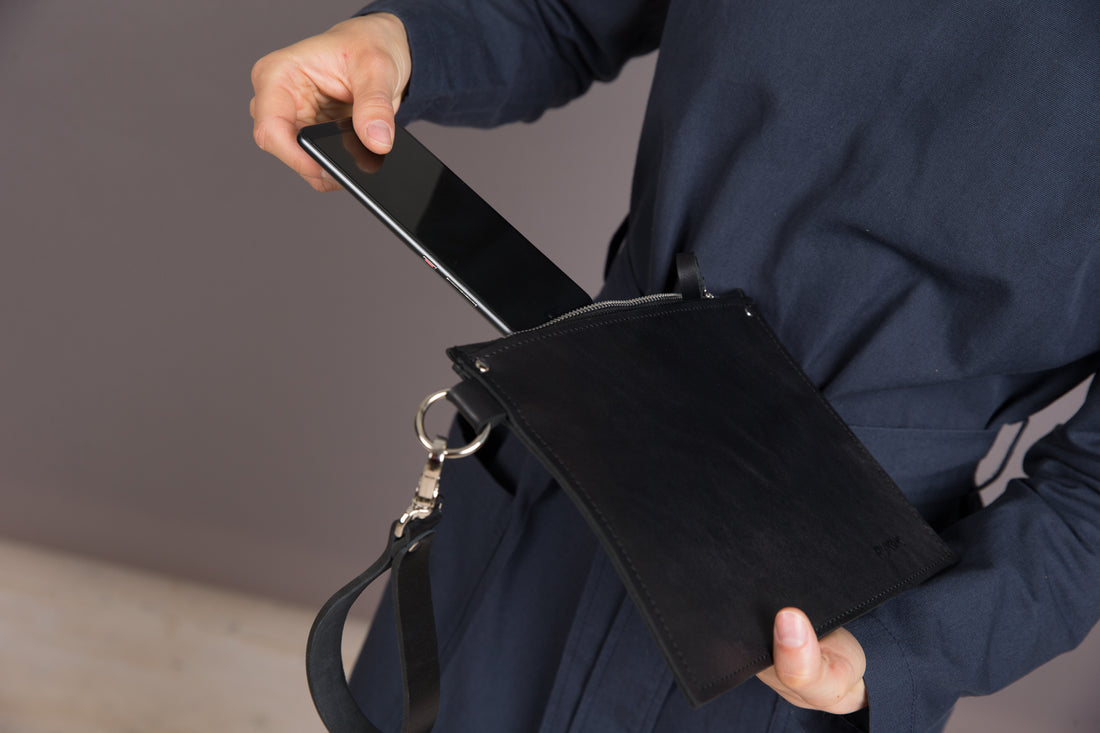Leder-Clutch PYKOK Nina Schwarz mit Handschlaufe – Detailansicht 1