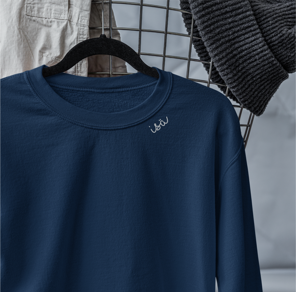 Bio-Baumwoll-Sweatshirt mit besticktem Kragen "Isä" (FIN) – Produktansicht 5