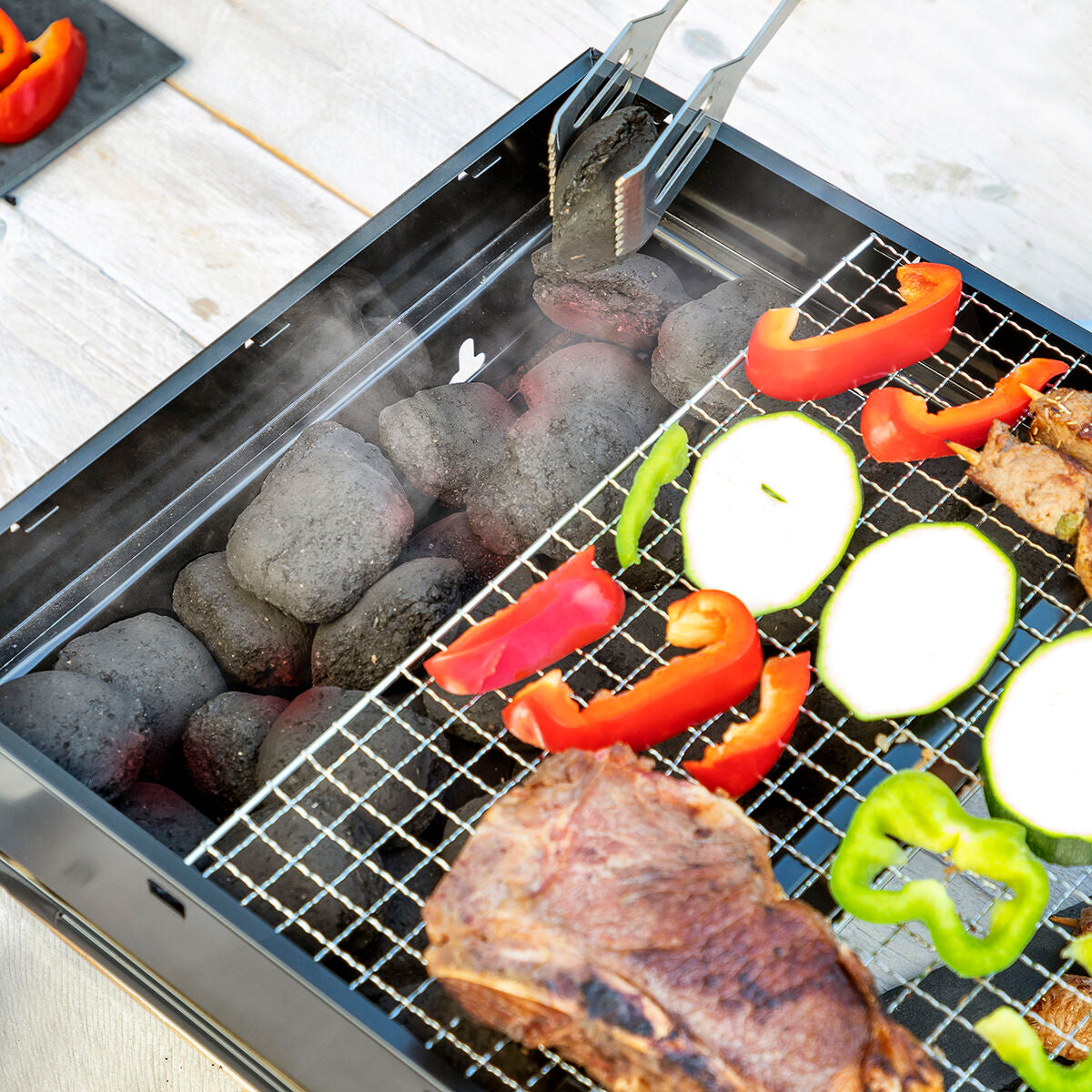 Klappbarer tragbarer Grill für die Verwendung mit Holzkohle BearBQ InnovaGoods - AWK Flagship