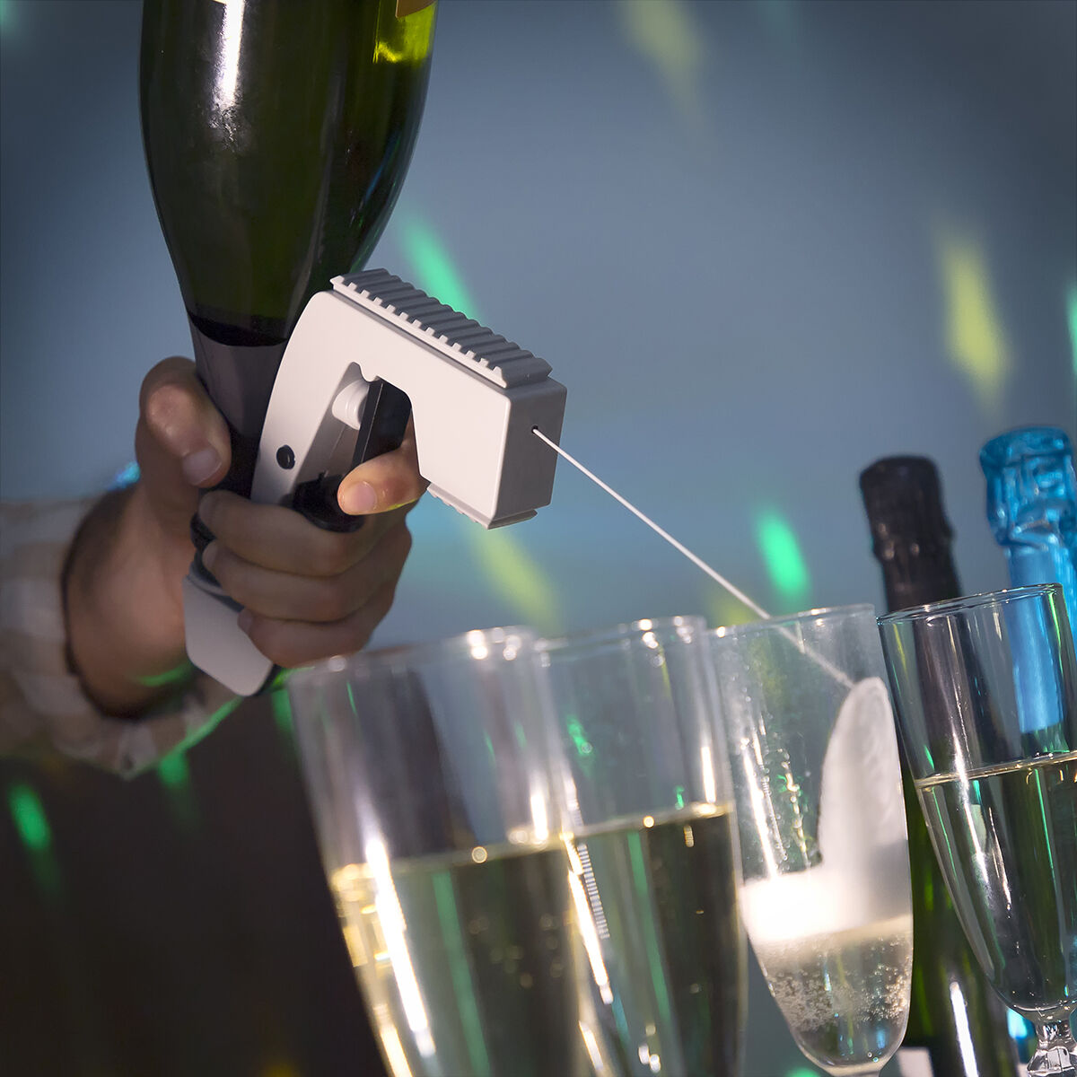 Kaufe InnovaGoods® Champagner- und Bierpistole Fizzllet, öffnet Champagner- und Bierflaschen schnell und einfach mit einem Pistolen-De bei AWK Flagship um € 28.00