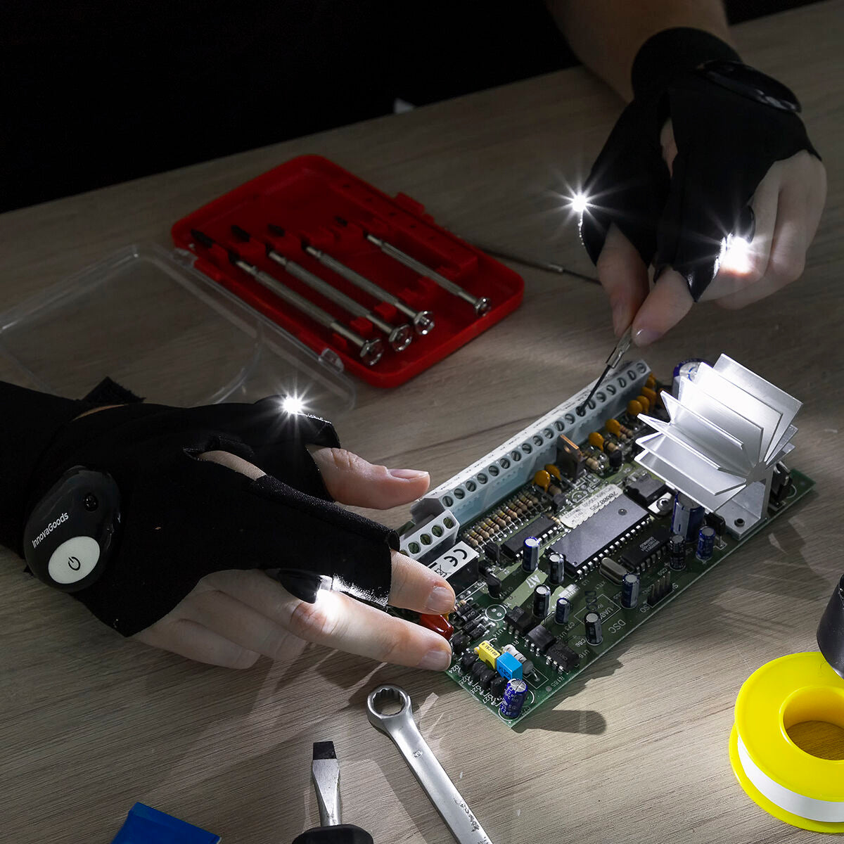 Kaufe LED-Licht-Handschuhe Gleds InnovaGoods 2 Stück bei AWK Flagship um € 25.00