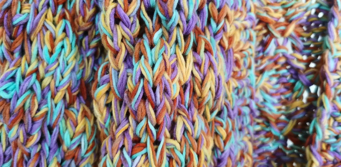 A.1 Damen Regenbogen-Strickpullover, handgewebt – Detailansicht 1