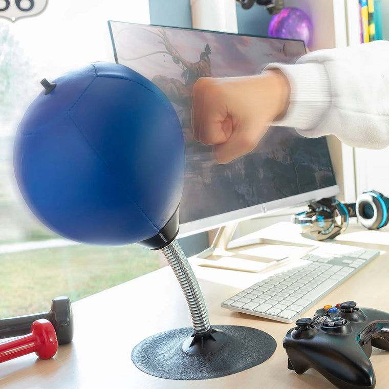 Hittres Tisch-Boxsack neben Computer und Spielcontroller