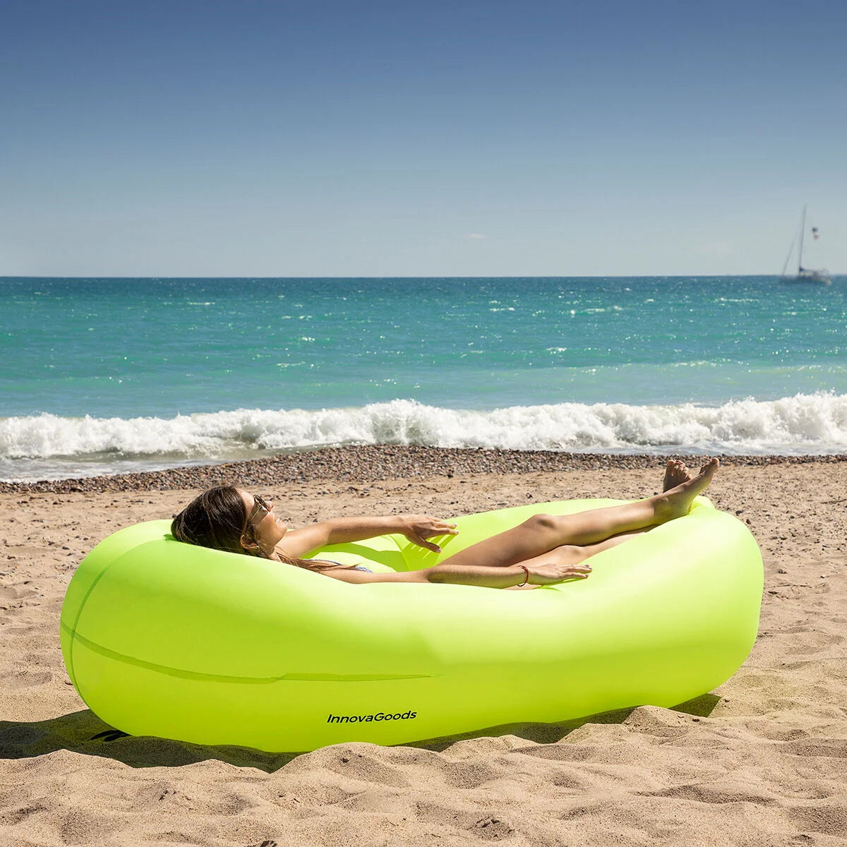Grünes Soflfex Outdoor-Sofa mit Person am Strand