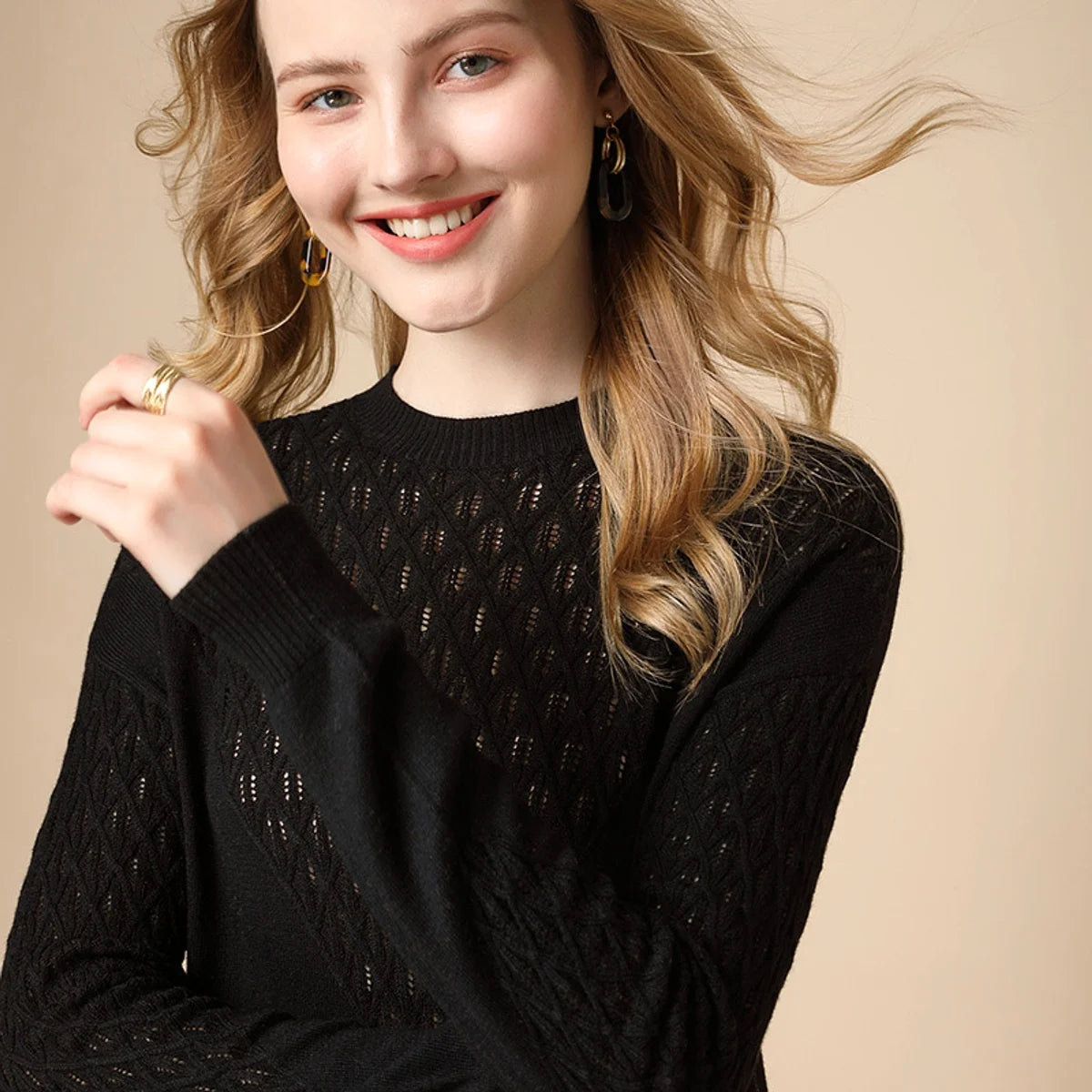 Damen Lochstrickpullover mit Stehkragen – Produktansicht 4
