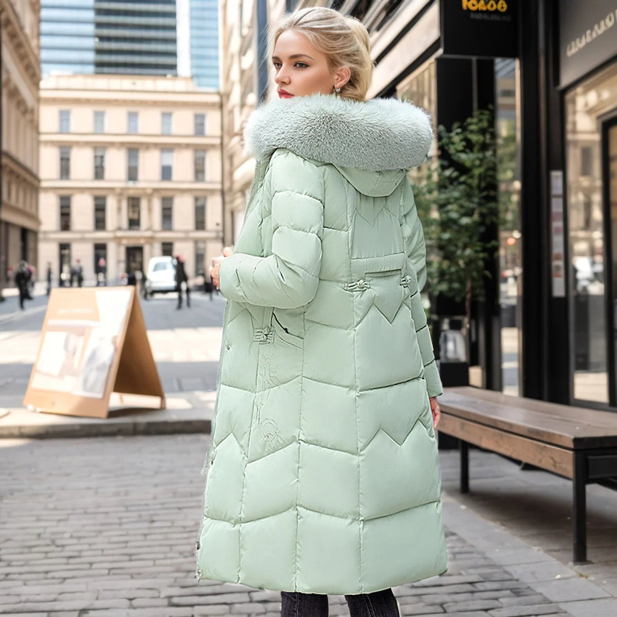 Damen langer Wintermantel mit Felloptik-Kragen – Produktansicht 3
