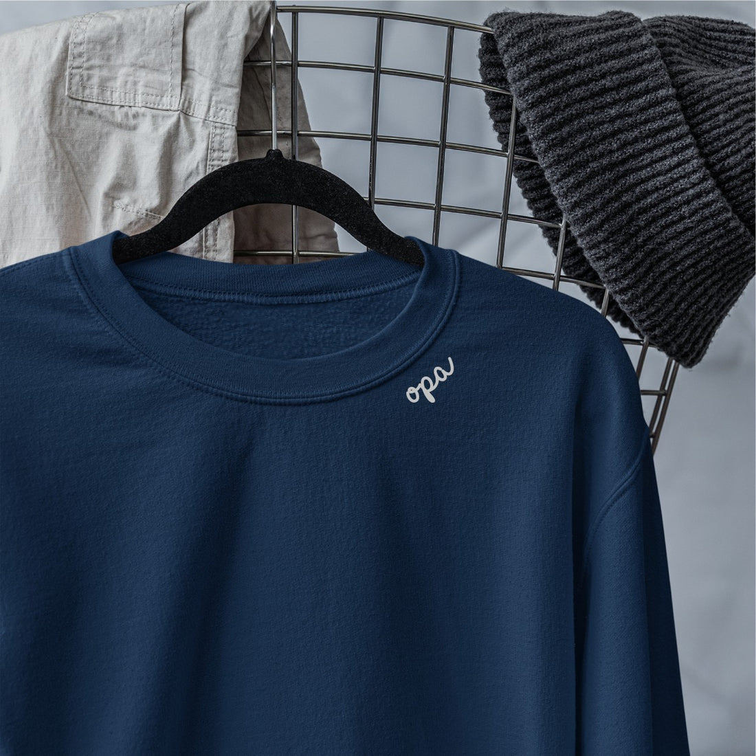 Bio-Baumwoll-Sweatshirt mit besticktem Kragen "Opa" (DE) – Detailansicht 1