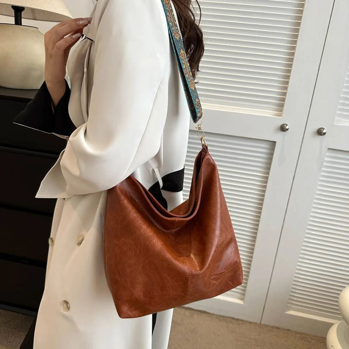 EthnicaBag Damen Schultertasche mit breitem Gurt