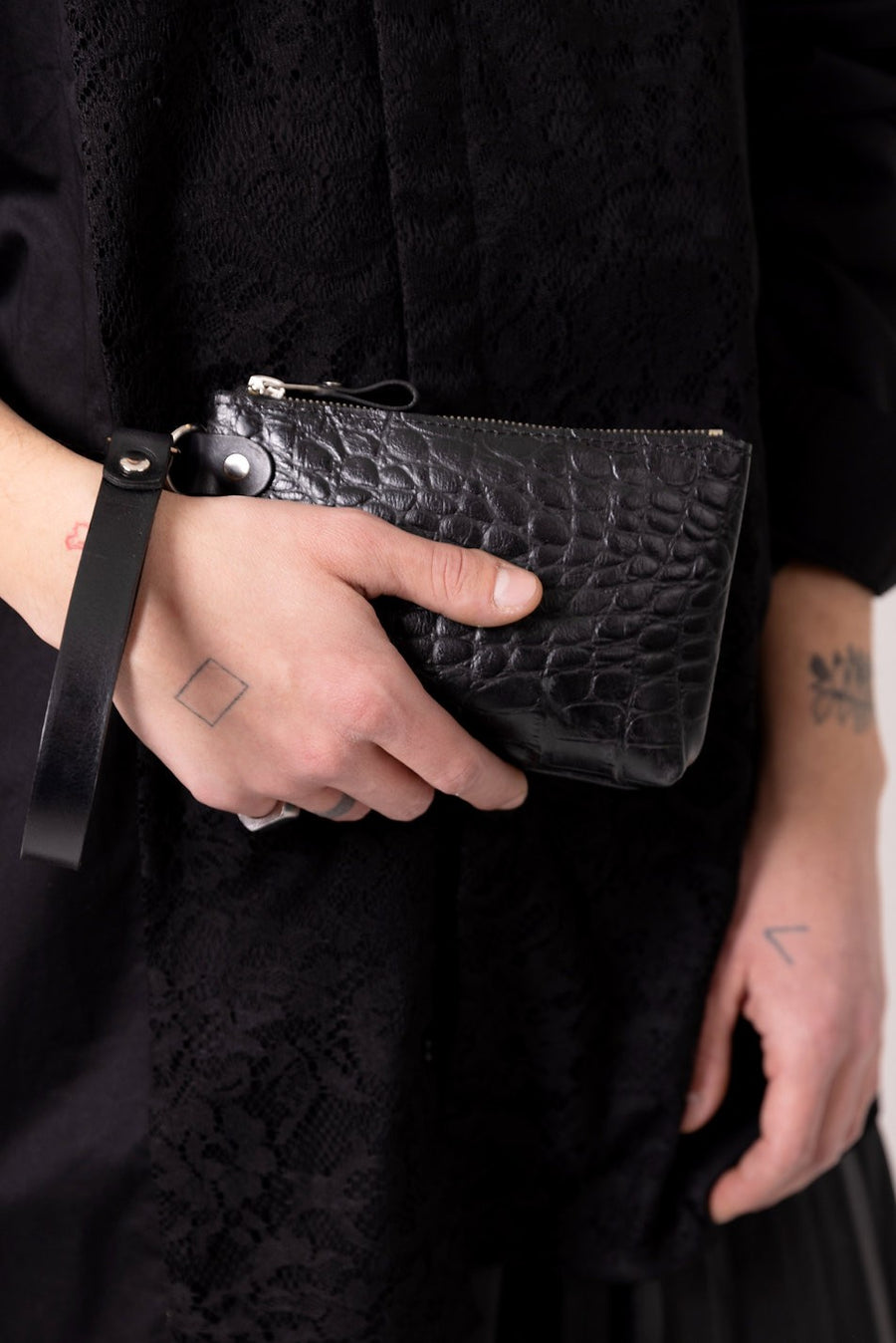 POUCH Geldbörse mit Handgelenkschlaufe – Schwarz Alligator