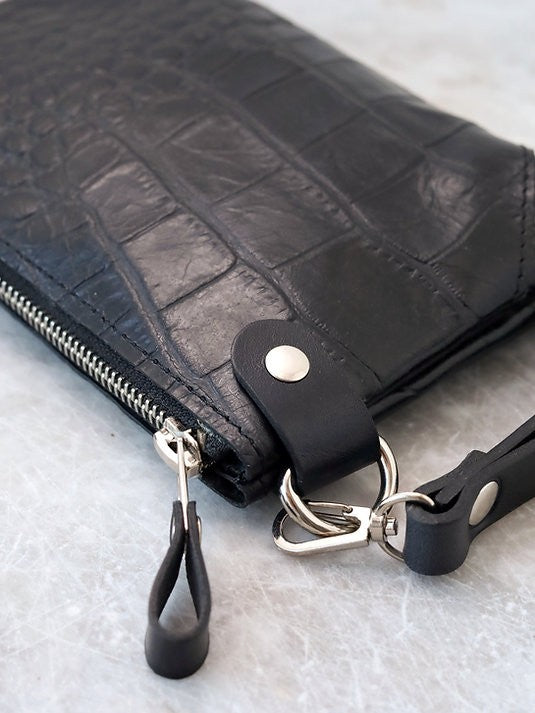 POUCH Geldbörse mit Handgelenkschlaufe – Schwarz Alligator – Detailansicht 4