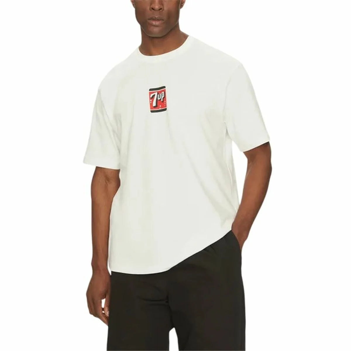Mann trägt das beige Only and Sons Ons7Up T-Shirt von vorn
