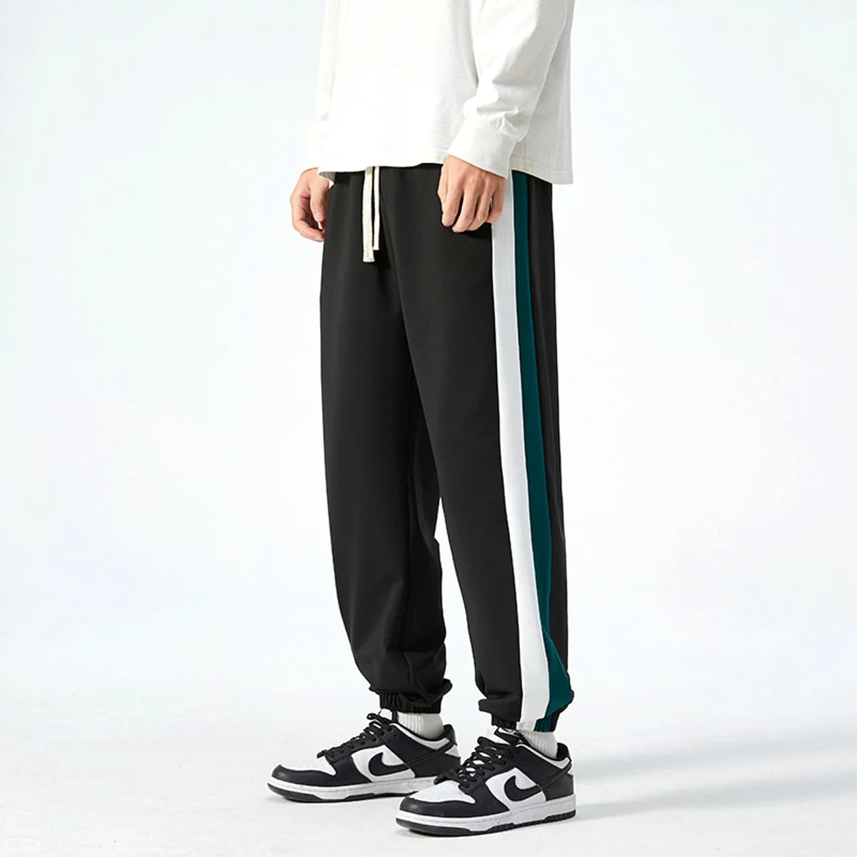 Herren Oversize-Sporthose mit Knöchelbund – Produktansicht 4