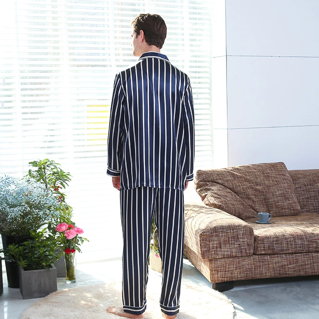 Herren Streifen-Pyjama in Seidenoptik – Detailansicht 4
