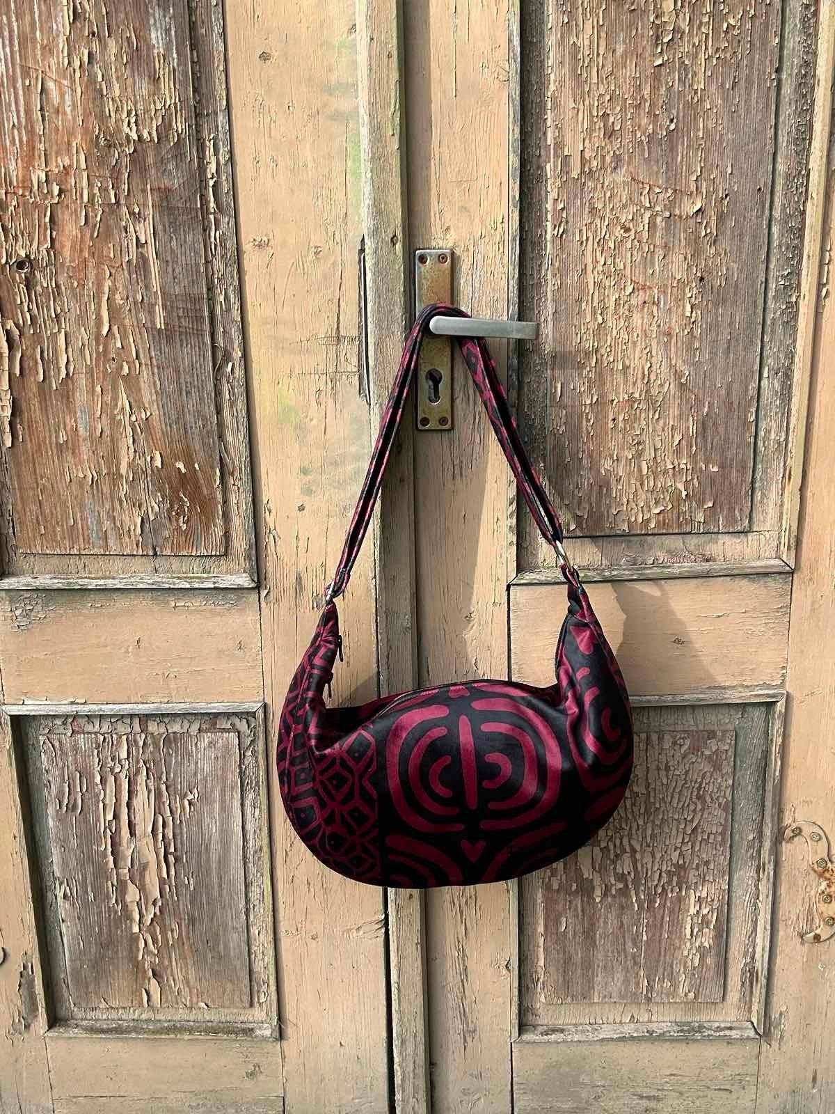 Hobo-Handtasche – Burgundy Muster – Produktansicht 2